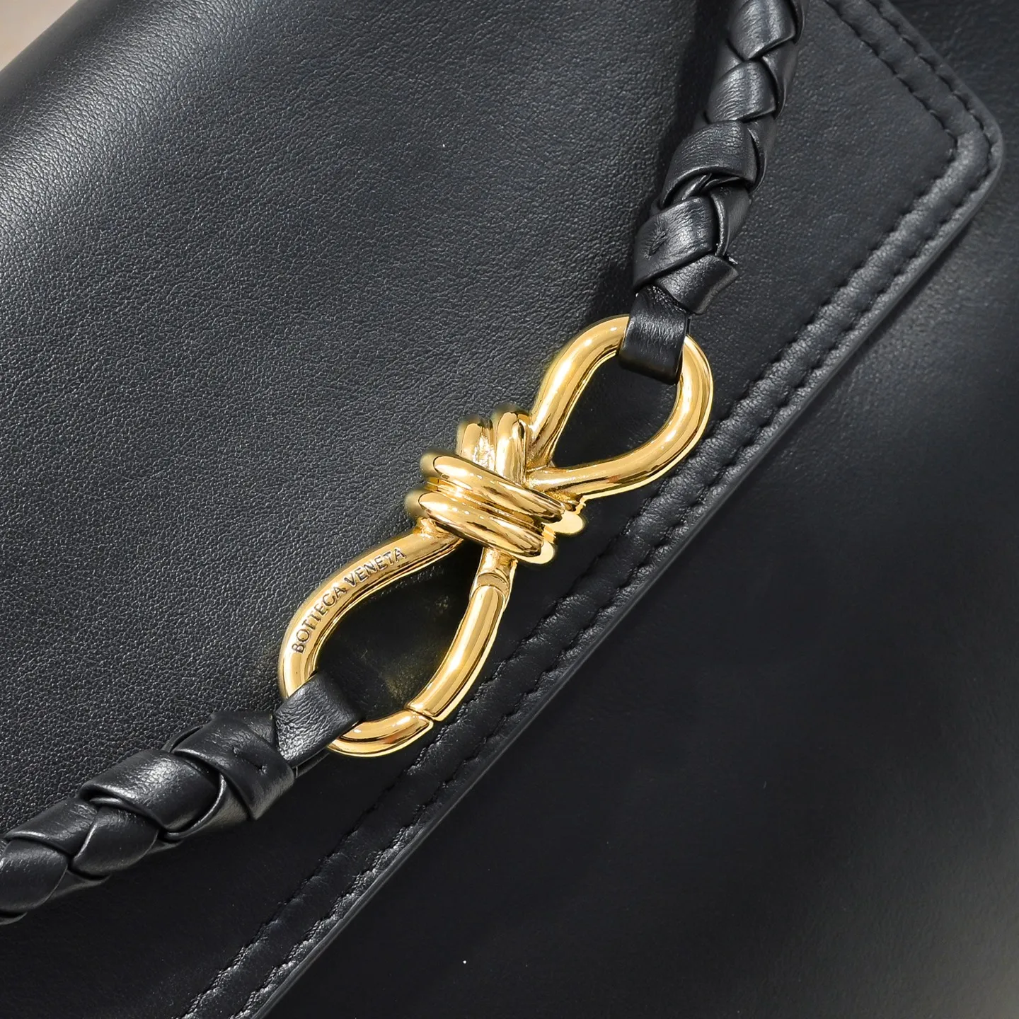 Batch 2360 #Bv New Ciao Ciao handbag Ciao Ciao means "hello" and "goodbye" in Italian, showing a relaxed and casual lifestyle ⭐️Made of Dutch Silky Calf calf leather ~ silky to the touch. The leather is thick, and the suede lining is soft and comfortable. The relaxed feeling of stacked smooth leather, the representative woven element shoulder strap, and the perfect embellishment of golden buckles 💥The bag has a unique shape, casual and exquisite, and super practical ☄️Carry Ciao Ciao to accompany you in various occasions, and be the most stylish you 🎀 Model: 7231 Size: 34x26x15